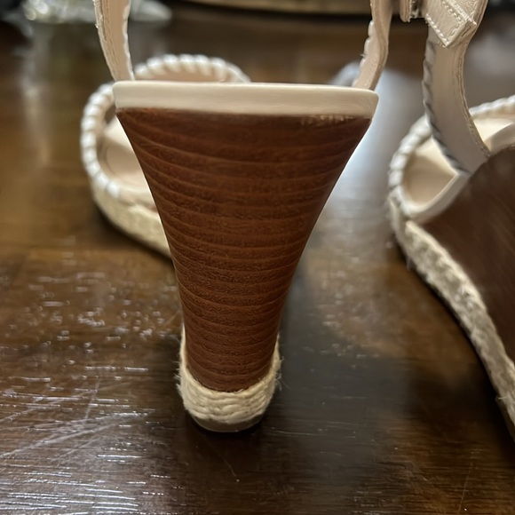 Jack Rogers Wedges. Size 10. Natural and White. - Picture 12 of 13
